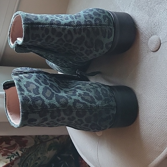 Sneaky Steve dark green leopard booties size 9 - Picture 7 of 8